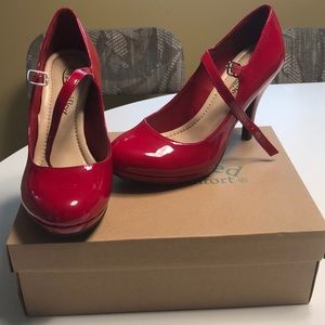🐙 2/$20 - NWT red pump heels